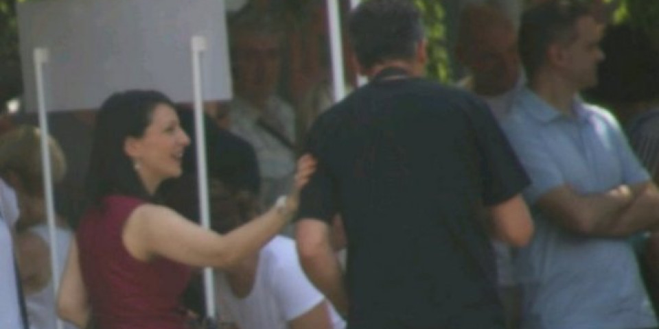 OPAAA! KAKVI ODNOSI SA MEDIJIMA! Marinika Tepić fotografisana kako mazi predsednika NUNS-a! /FOTO/