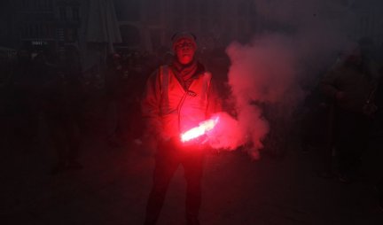 NE SMIRUJE SE SITUACIJA U FRANCUSKOJ! Gotovo milion ljudi na ulicama!