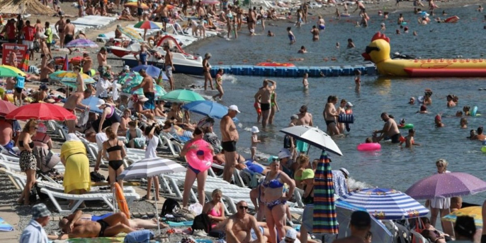 Šok fotka sa plaže na Jadranu postala hit leta! Hiljade ljudi vrišti od smeha na scenu koju je priredila ova porodica (FOTO)