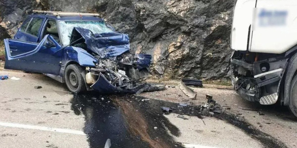 U jezivom sudaru "fijata" i kamiona poginuo dečak, otac teško povređen! Tragedija kod Dervente