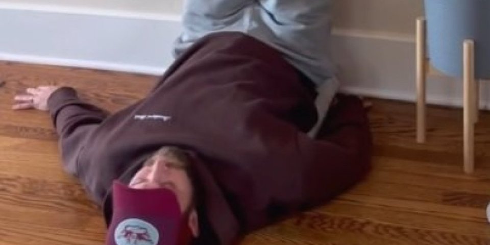 Otklonite bol u leđima, menstrualne grčeve i oticanje nogu! Sve što je potrebno jeste da legnete uz zid (VIDEO)