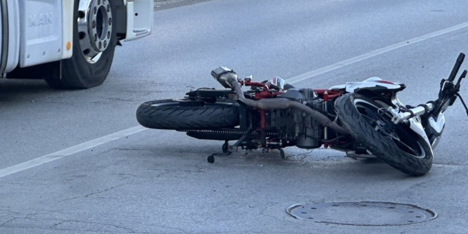 Teška saobraćajka na putu Čačak-Užice: Vozač motocikla povređen