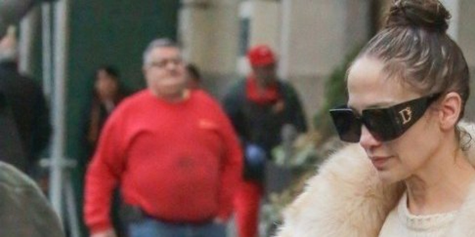 Šta joj se dešava? Dženifer Lopez u sve gorim izdanjima - počinje da liči na beskućnika (FOTO)