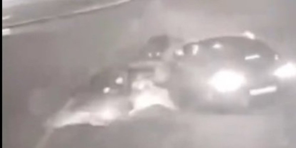 Uznemirujući snimak tragedije u Bihaću! Motorista se zakucao u automobil, a onda izleto na trotoar i pokosio pešaka (VIDEO)