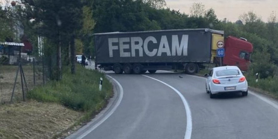Jeziv udes kod Topole! U sudaru automobila i kamiona, teško povređena jedna osoba (FOTO)