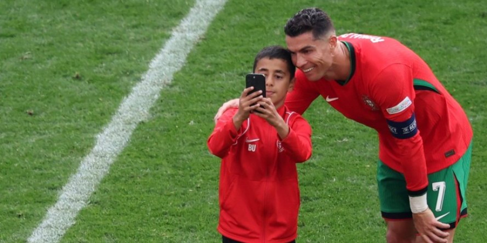 Dirljiva scena sa EURA! Dečak uleteo na teren kako bi zagrlio Ronalda! (FOTO)