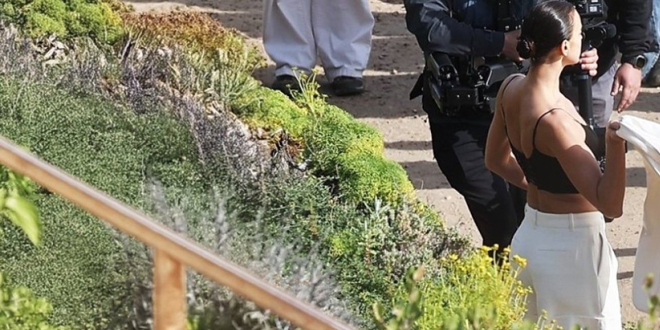 Za njenim nogama muškarci lude! Sada se okrenula pa pokazala seksi guzu - Zategla se kao nikad! (FOTO)