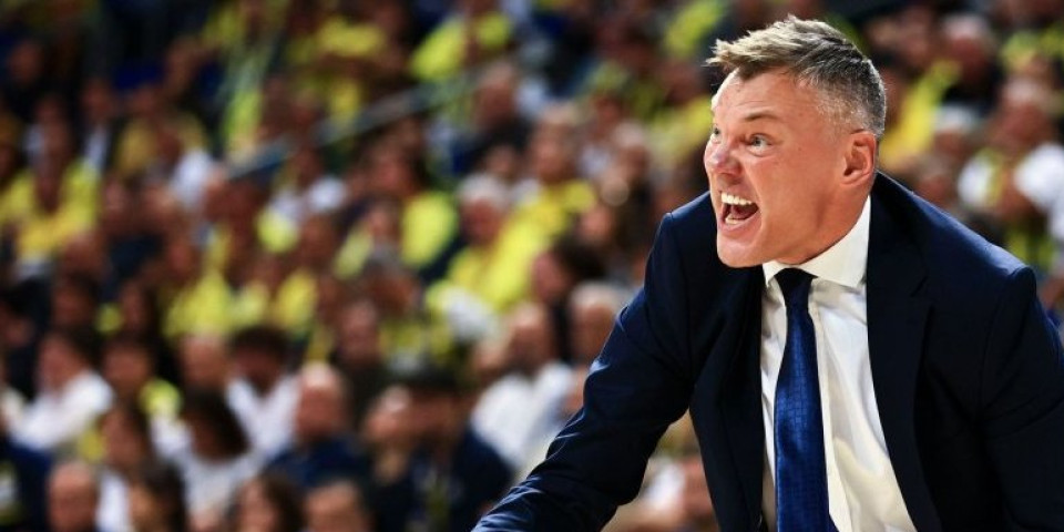 Skandal! Trener Fenera osuo paljbu po igraču: Smesti svoju guzicu... Ni ne zasužuješ da budeš ovde! (VIDEO)