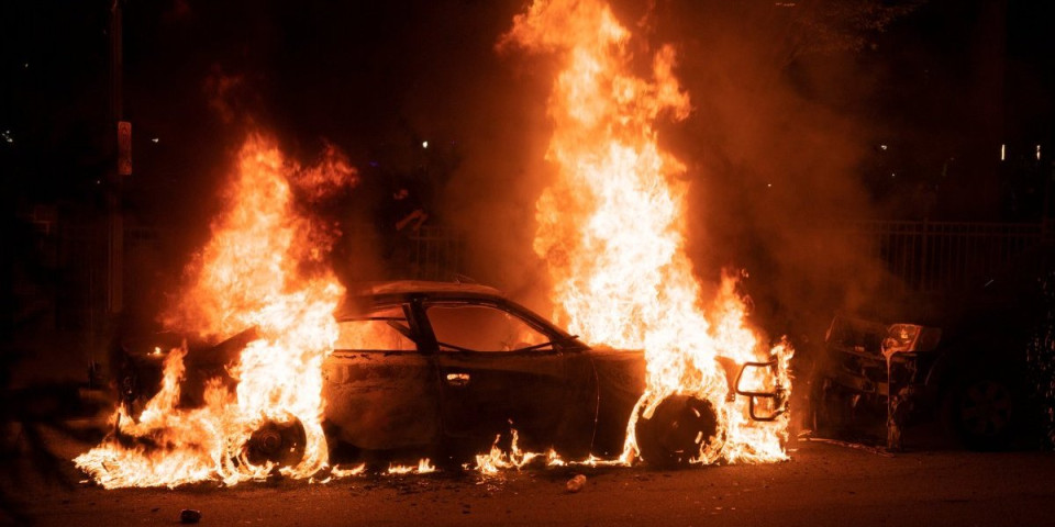 Muškarac koji je zapalio policajcu "mercedes" u Batajnici ide na lečenje
