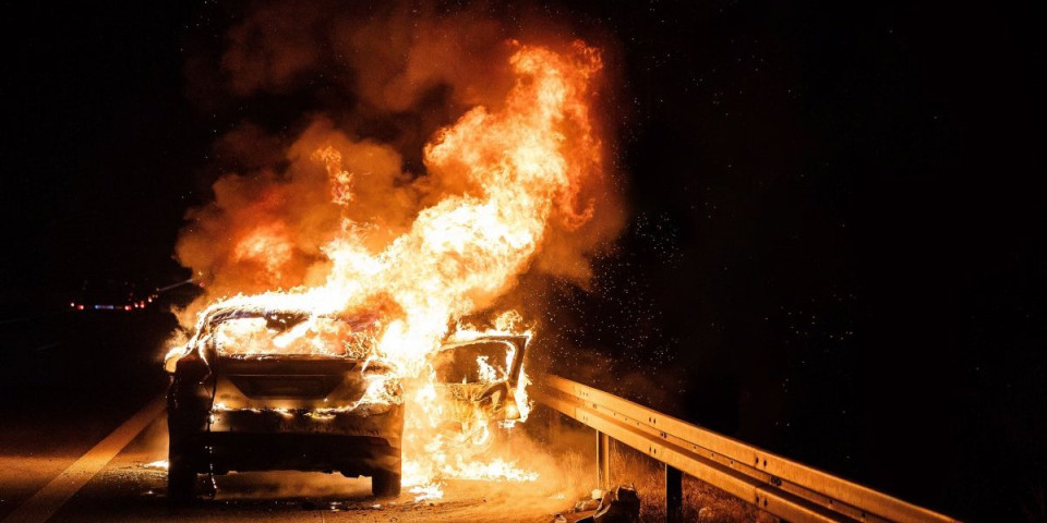 Zapalio se auto u vožnji: Prednji deo izgoreo u potpunosti