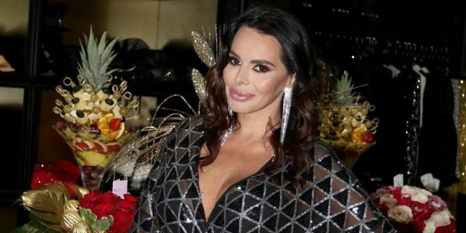 Preplanula i vrela: Sonja Vuksanović mami na plaži bujnim silikonima (FOTO)