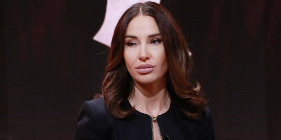 Gore minjak, dole vunene čarape i kineske papuče: Katarina Živković frapirala javnost (FOTO)