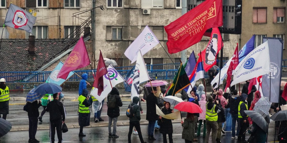Blokaderi tonu sve niže: Potukli se međusobno u Šapcu, pa izmislili da ih je "napao građanin" (FOTO)