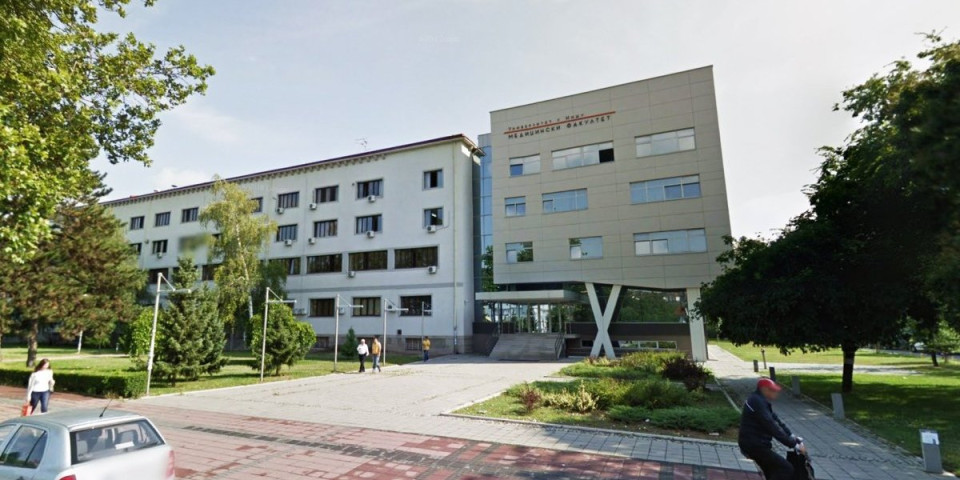 Ekstremisti na delu - Studenti u blokadi Medicinskog fakulteta u Nišu ne dozvoljavaju ulaz u zgradu zaposlenima!
