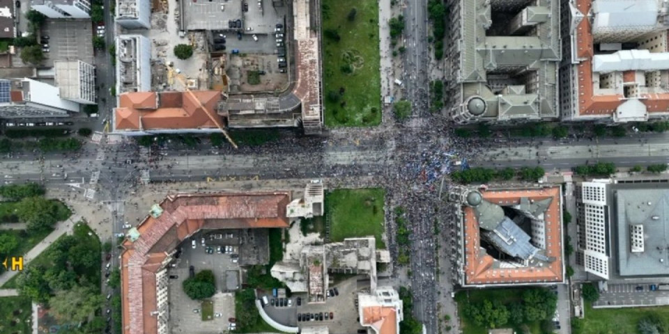 Kakvi lažovi, strašni lažovi! Opozicija napumpala brojke: Na protestu jedva 6.200 ljudi, oni tvrde 18.000