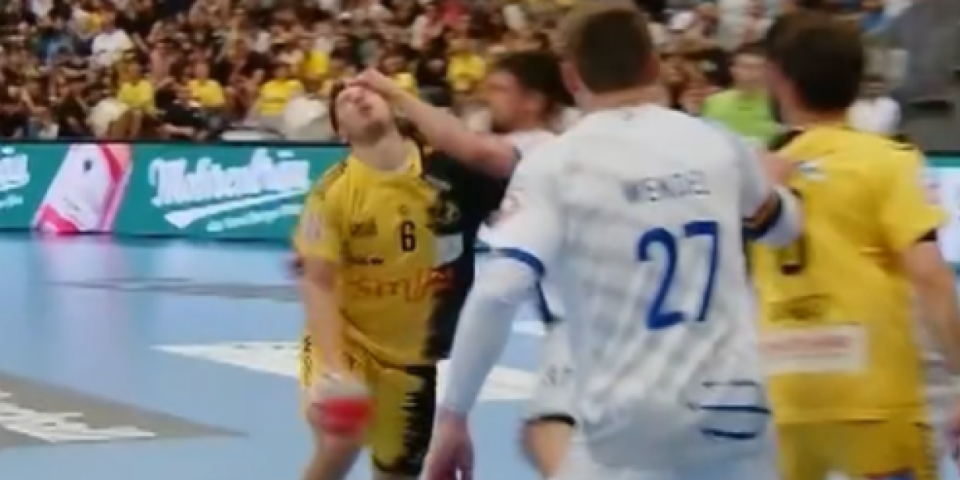 Hrvat pustio krv rivalu! Zalepio protivnika za parket, pa ga poslao u bolnicu! (VIDEO)