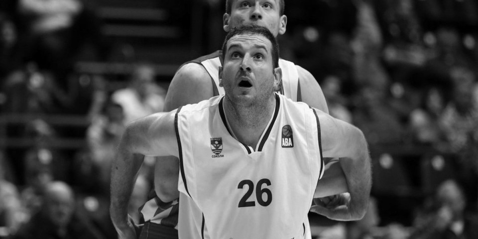Već nedelju dana u tvojoj majici spavam... Moja tuga neće proći: Majka Labovića neutešna, patnja za sinom ne jenjava (FOTO)