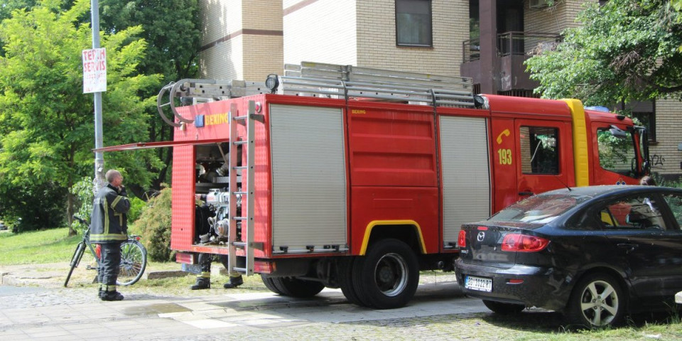 Zapalio se šporet, u stanu bile dve starije osobe! Izbio požar na Čukarici