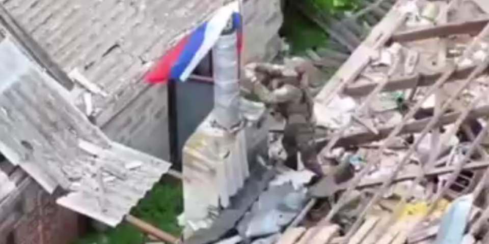 (VIDEO) Vijori se trobojka, slavi cela Rusija: Najčvršće uporište Ukrajine palo kao kula od karata