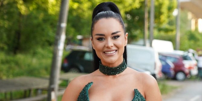 (FOTO) Kao dve dinje: Žena od sultana mami silikonima, jedva ih obuzdala