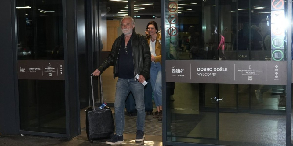(PAPARACO) Lazar Ristovski sa devojkom sleteo iz Nice: Glumac u kožnjaku, Anica potpuno bez šminke