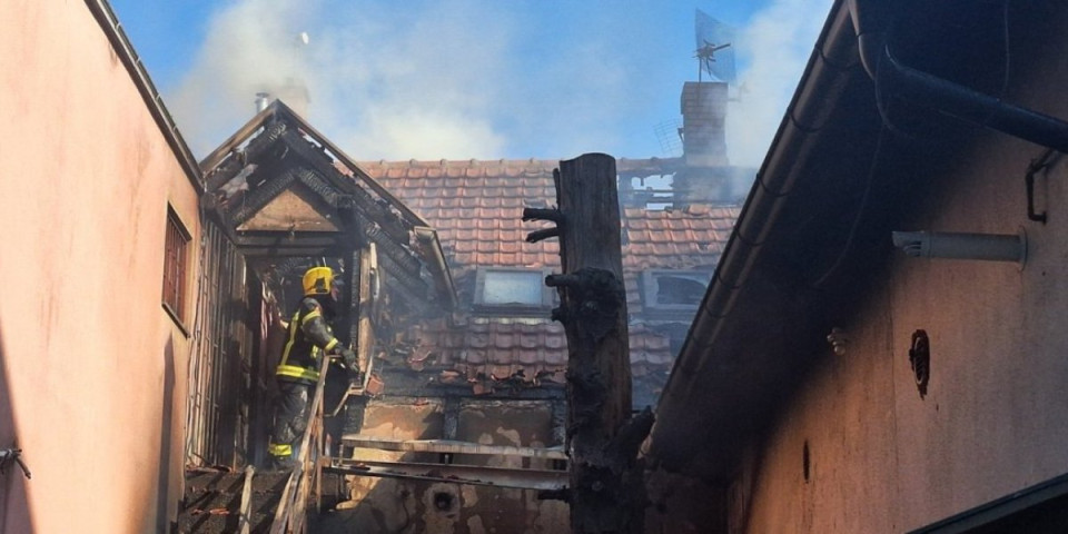 Pola lokala izgorelo kao šibica! Veliki požar u restoranu brze hrane u Paraćinu, dim se širi gradom (FOTO/VIDEO)