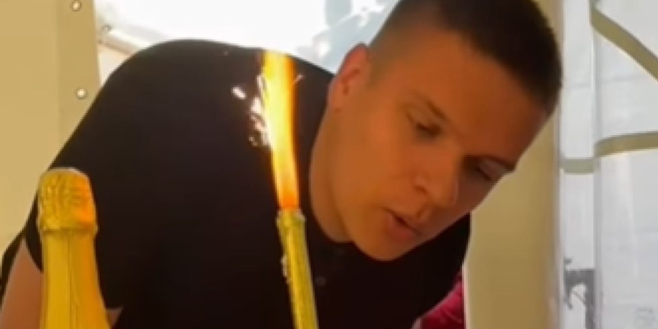Izgubili su godinu, al su stekli nove prjatelje: Milutin (21) proslavio rođendan u Pionirskom parku - kolege mu priredile iznenađenje koje neće zabroaviti (VIDEO)