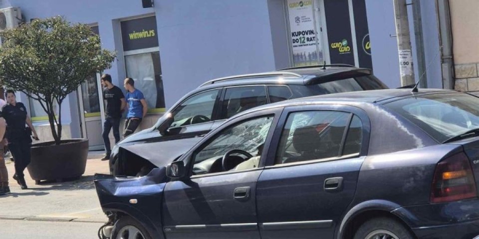Težak udes u centru Obrenovca! Vozač isečen i sa frakturom pluća hitno hospitalizovan
