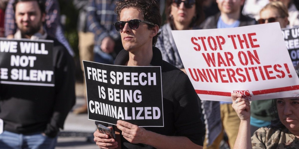 Trampov potez razbesneo američku javnost: Odraziće se i na srpske studente, u igru su milijarde dolara!