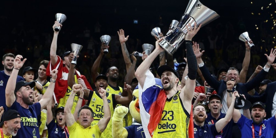 Srbine, ti ćeš! Kakav gest kapitena Fenera: Marko Gudurić ogrnuo našu trobojku, a onda... Neviđena dodela trofeja (VIDEO)