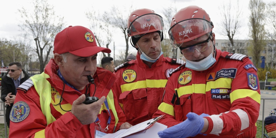 Poplave pogodile Rumuniju, situacija alarmantna - bujica nosi most, ljude evakuišu bagerima (FOTO/VIDEO)
