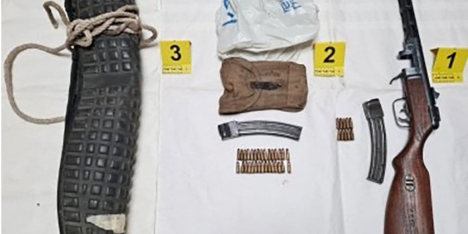 Policija u "škodi" pronašla oružje: Uhapšen muškarac iz Vršca (FOTO)