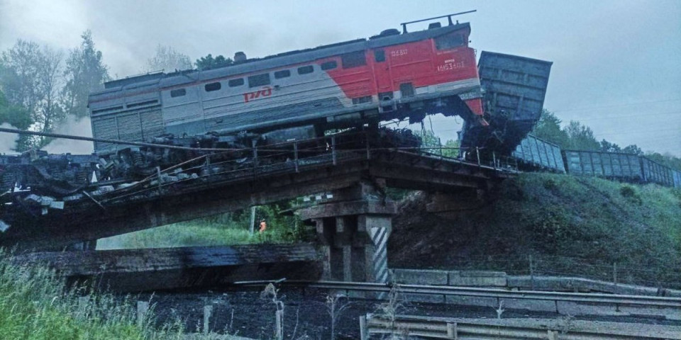 Tragedija u Rusiji: Most se srušio na voz, ima mrtvih (FOTO/VIDEO)