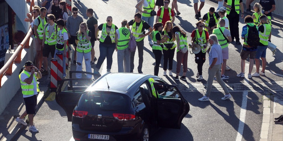 Desetine hiljada ljudi ne može do svojih kuća zbog njihove bahatosti: Brnabić oštro o teroru u prestonici danas (FOTO)