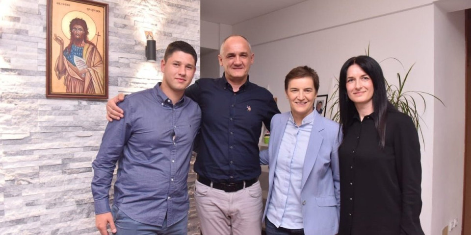 Ana Brnabić zagrlila majku Miloša Pavlovića i poslala jasnu poruku bloakderima: "Ćaci ne kleči" (FOTO)