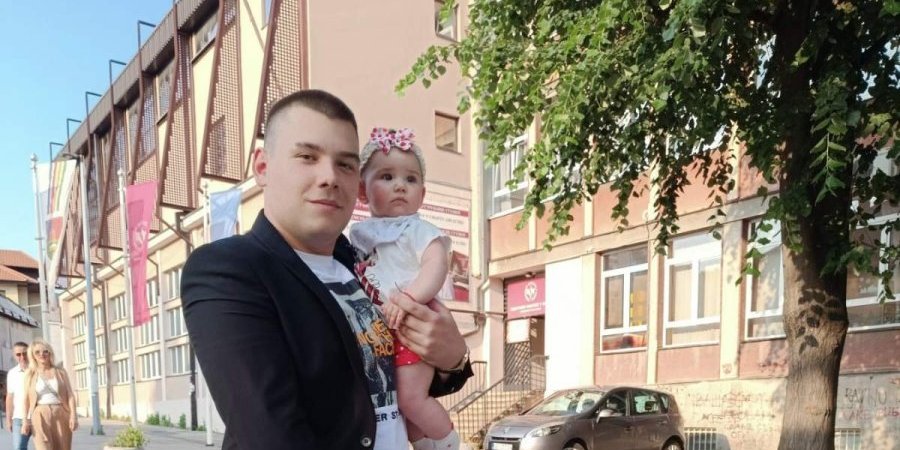 Kako je Luka odlučio da mu pratilja na maturi bude beba od šest meseci (VIDEO)