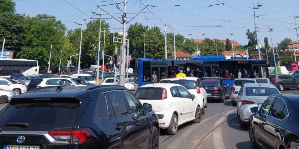 Autokomanda paralisana: Opšti kolaps - Niko se ne pomera pola sata (FOTO)