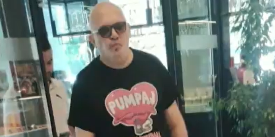 (FOTO) Kako je ovo moguće - Sudija u "pumpadžijskoj" majici: Dokle ovo ide, on bi trebalo nekome da sudi po zakonu?!