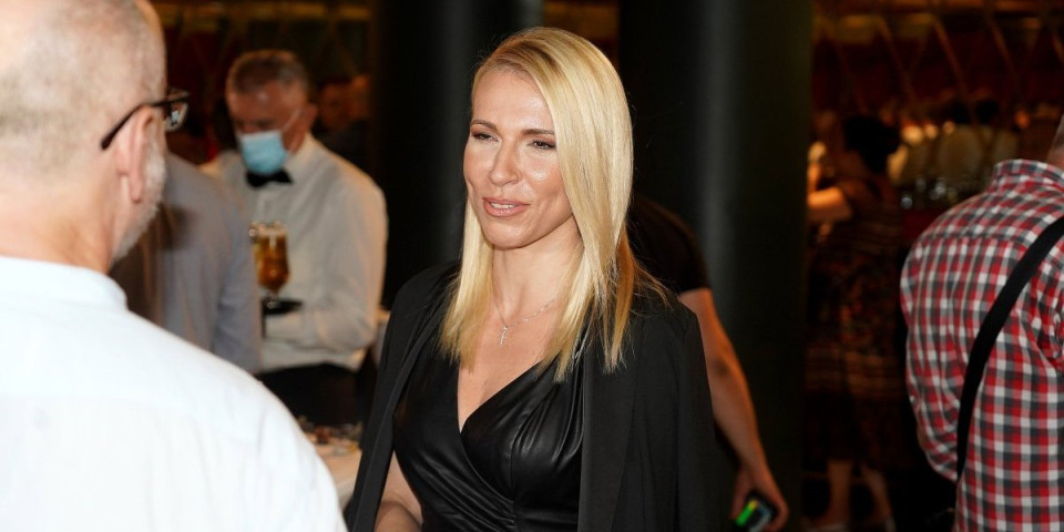 "Dobar batak imaš": Irina Vukotić provocira u minjaku, sve joj se ocrtalo (FOTO)
