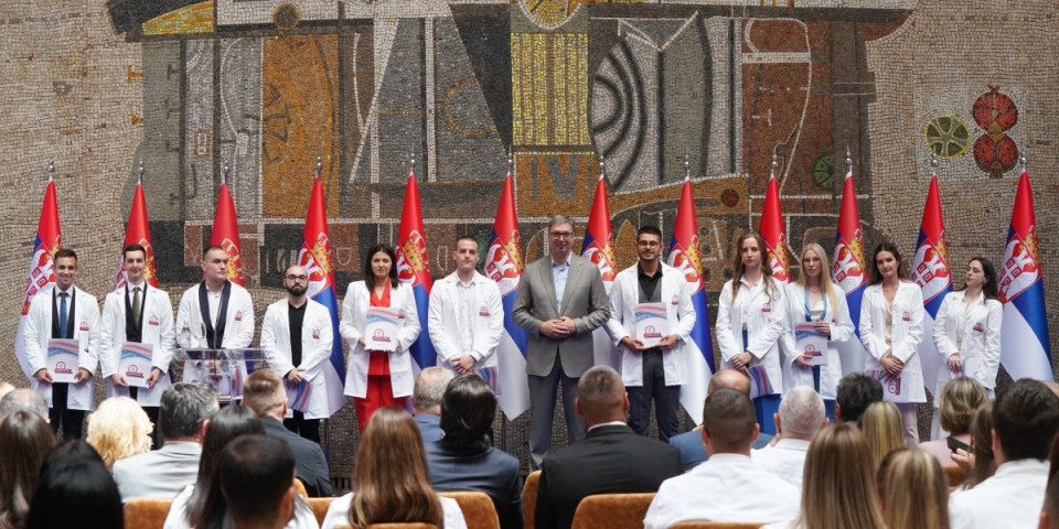 Lekovi leče bolesti, a lekari ljude: Predsednik Vučić se obratio najboljim diplomcima medicinskih fakulteta i srednjih škola