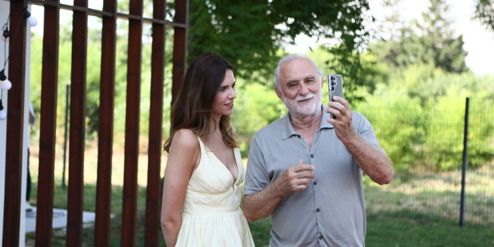 Lazar (73) i Anica (34) slikali selfi kao pravi golupčići: Glumica u žutoj haljinici oduševila sve (GALERIJA)