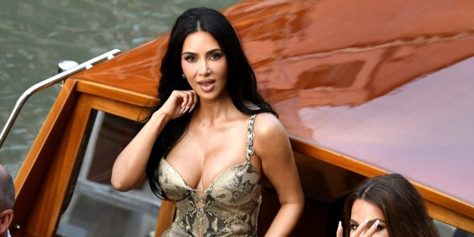 Dubokim dekolteom zapalila Veneciju: Kim Kardašijan raspametila oblinama na svadbi veka (FOTO)